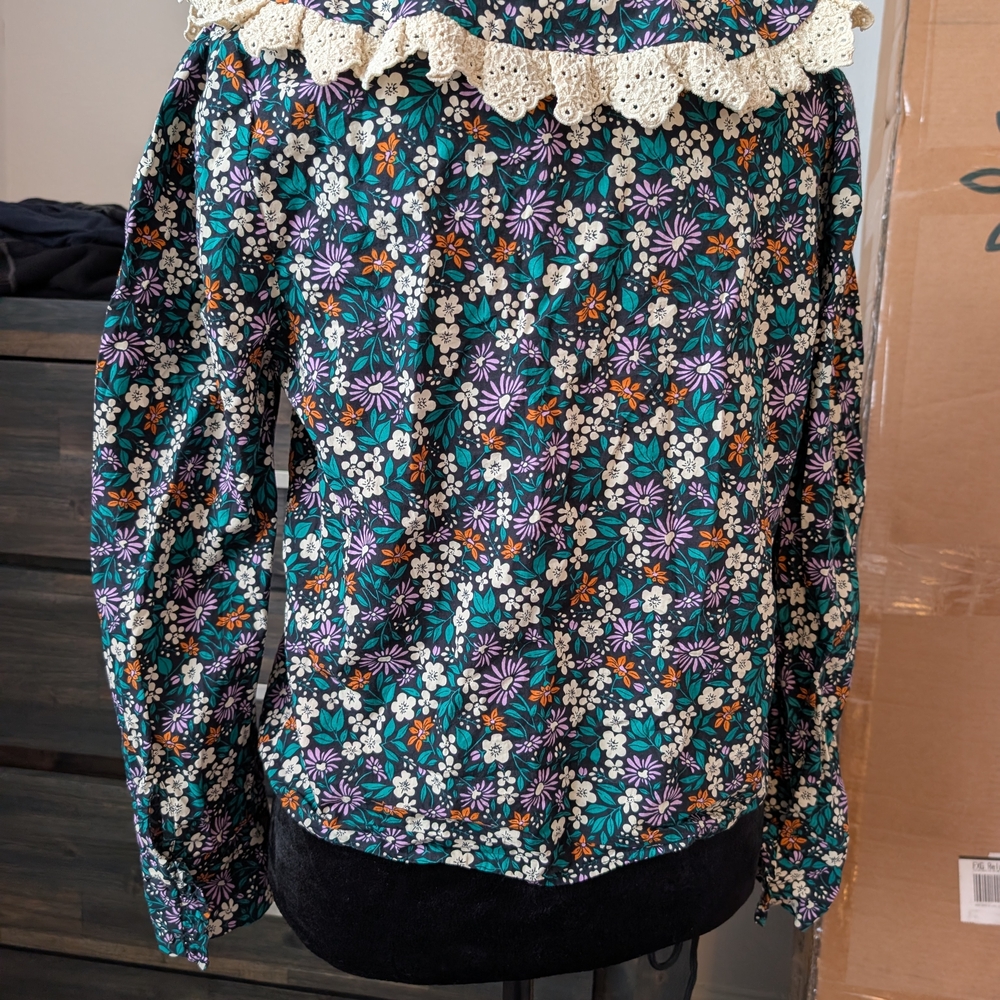 Floral Women's Top with Lace Collar - Picture 2 of 4